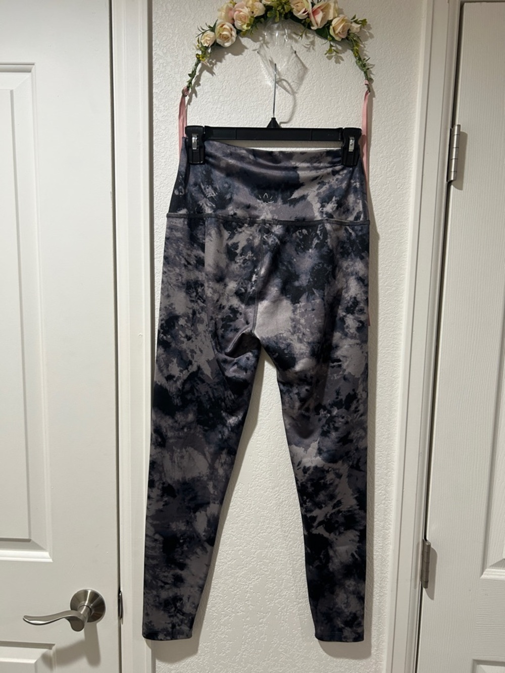 Beyond Yoga Luxe High Waisted Gray Cosmic Midi Legging - Picture 5 of 6
